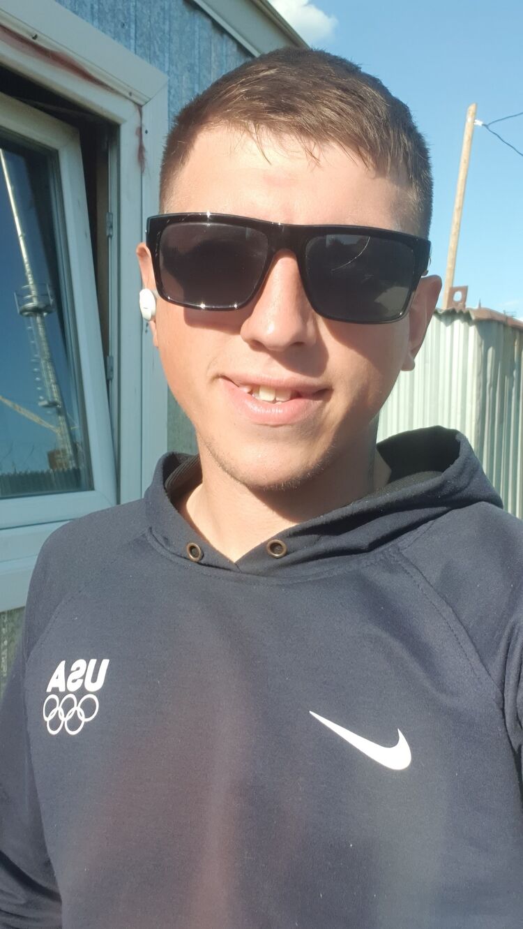  28350709  Anton, 27 ,    