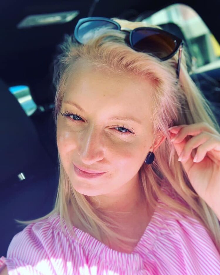  ,   Isabelle, 38 ,   ,   