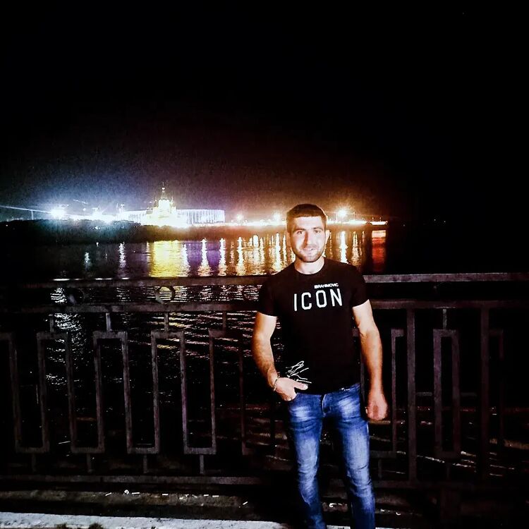  42376119  Arsen, 32 ,    