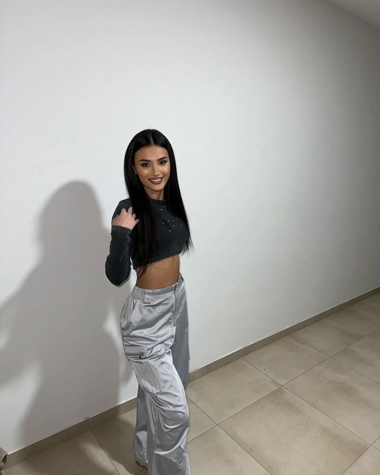  ,   Mila, 40 ,   ,   