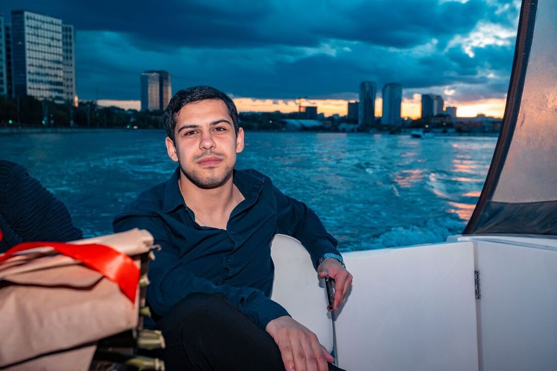  54250729  Narek, 21 ,    