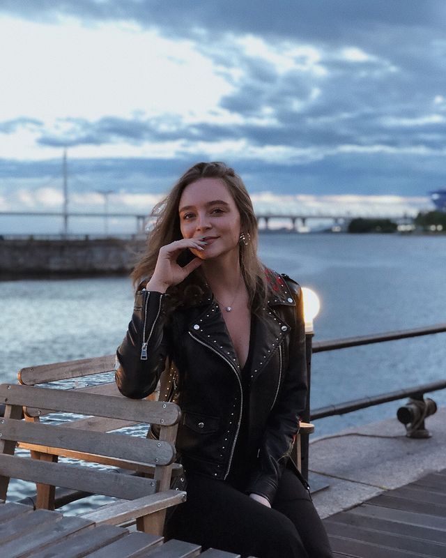  24137759  Anna, 31 ,    