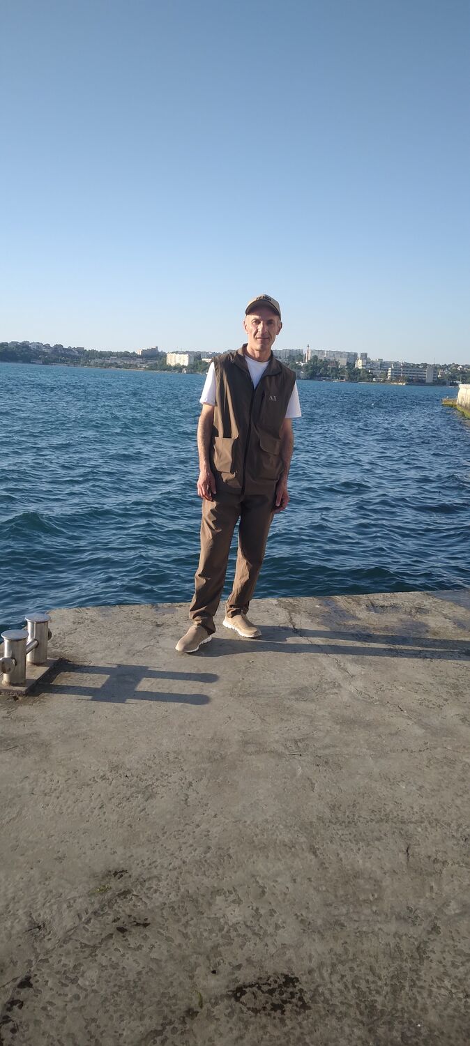  52449469  Artur, 47 ,    