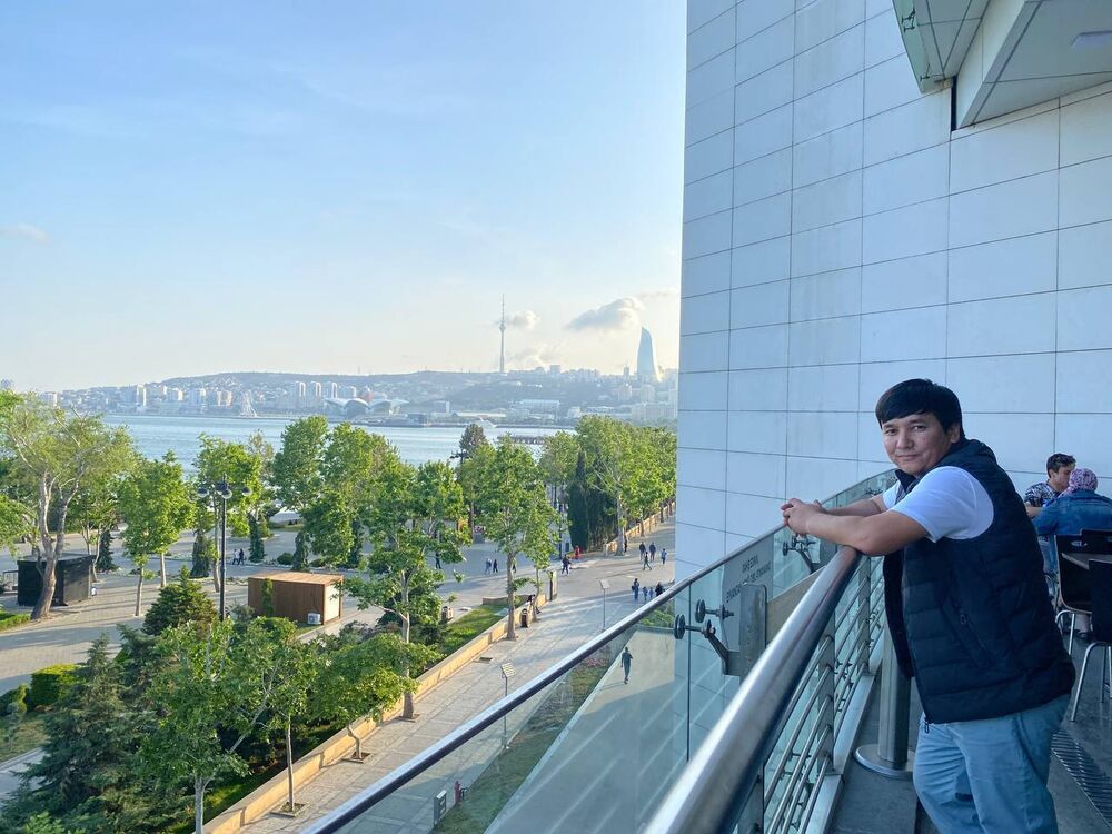  38052469  Akbar, 33 ,    