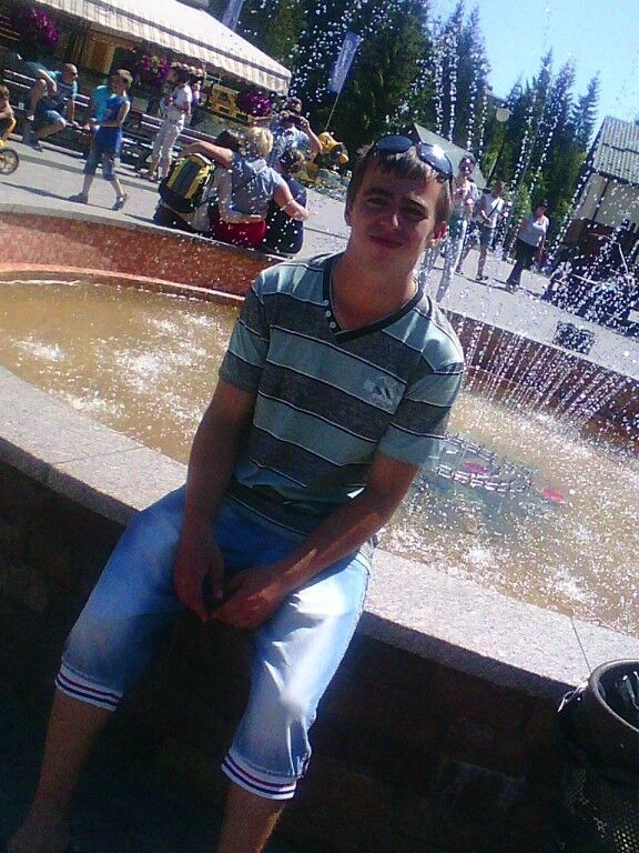  19148819  ANDRII, 29 ,    