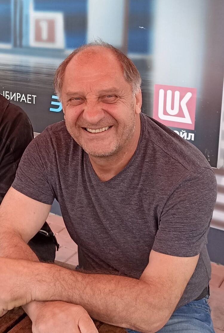  32489819  Igor, 60 ,    --
