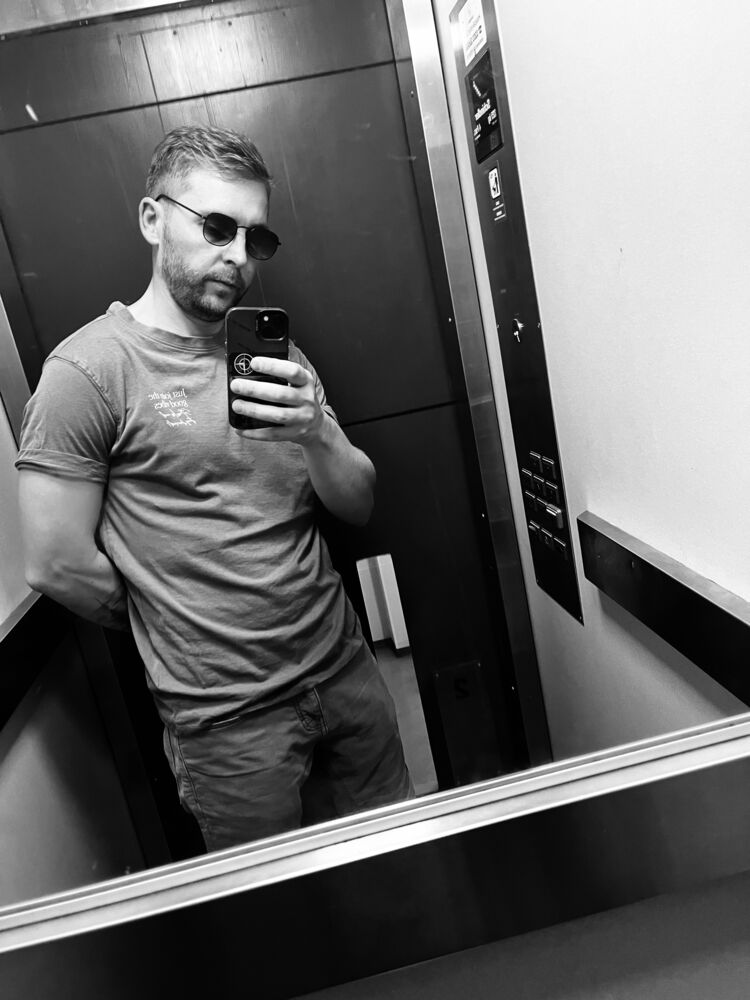  ,   Viktor, 33 ,   ,   