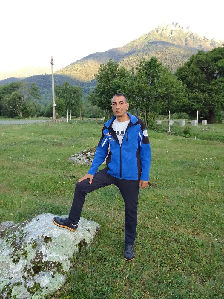  ,   Maks, 44 ,  