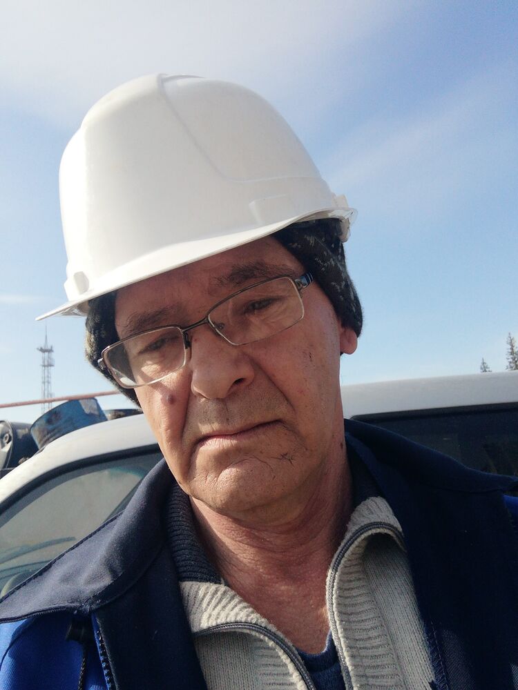  43145259  Viktor, 60 ,    