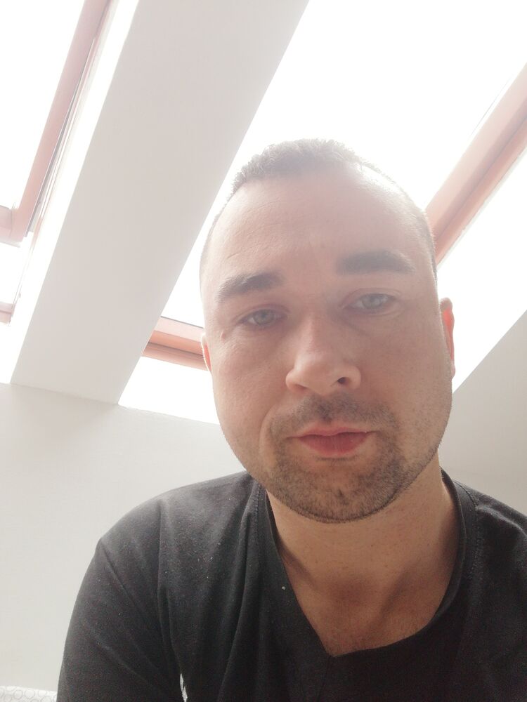 23481879  Zuzek, 39 ,    
