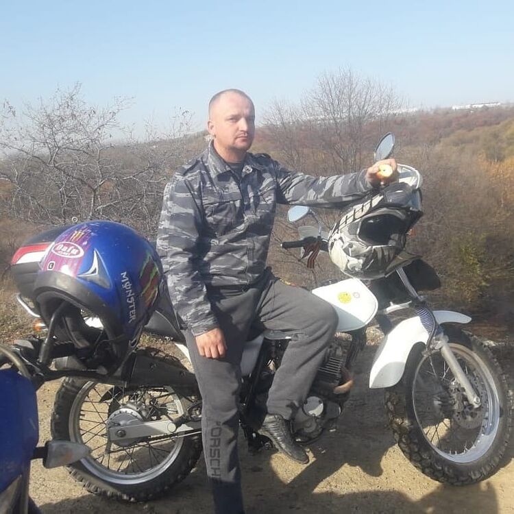  19288349  Ivan, 41 ,    