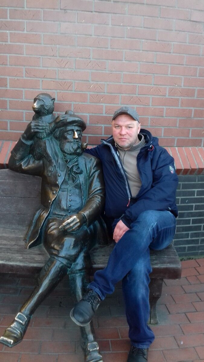  9399329  , 47 ,    -