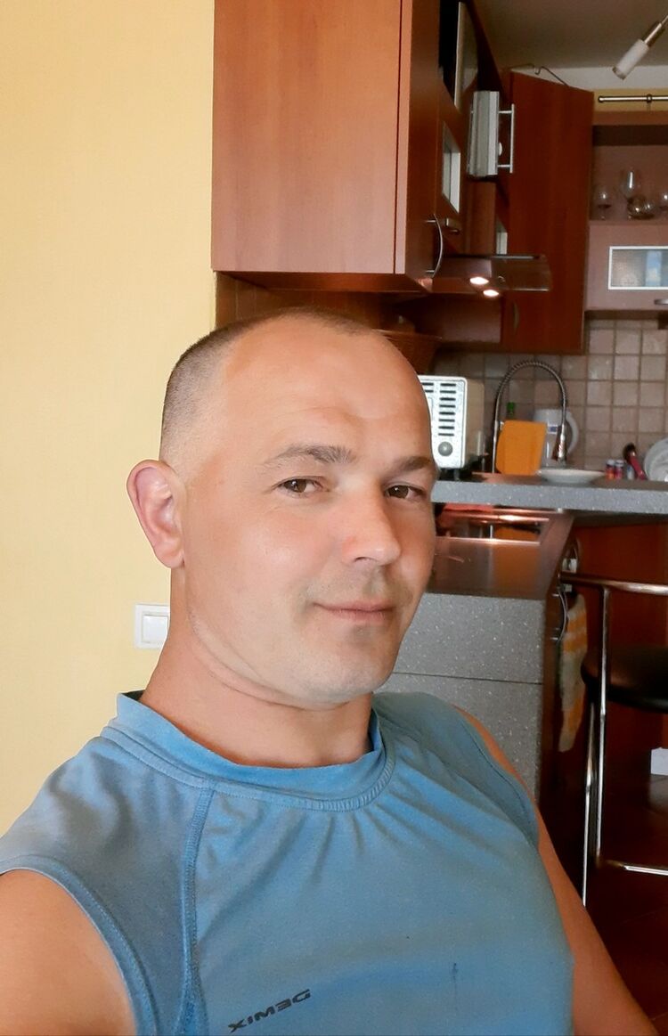  19733449  Niku, 44 ,    Praha