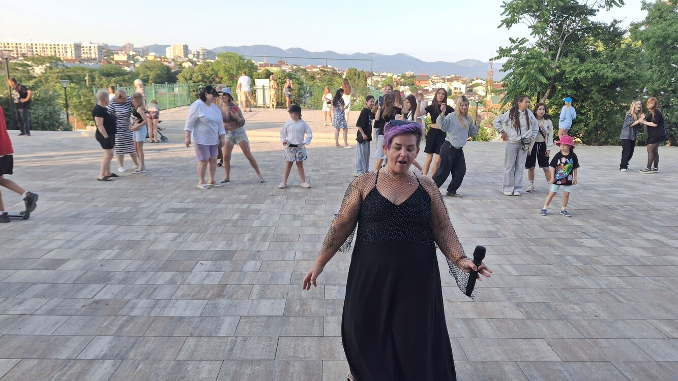  54330329  Olga, 49 ,    