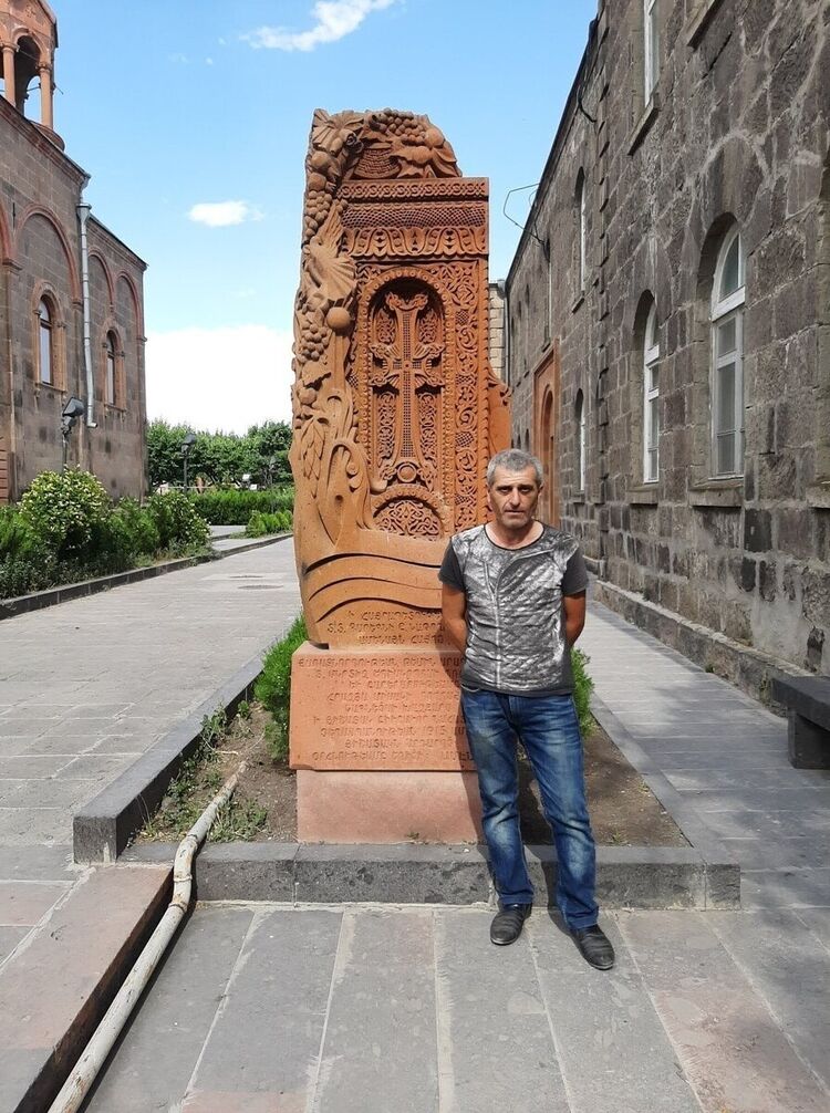  21070549  Gevorg, 51 ,    