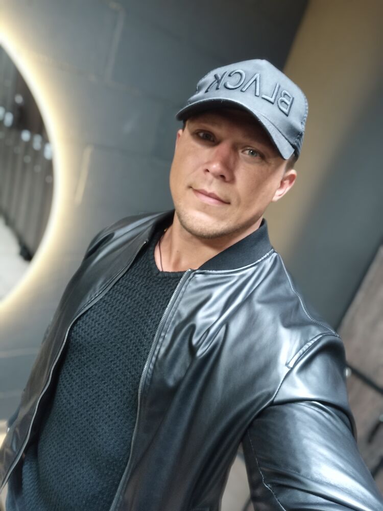  44051929  German, 37 ,    