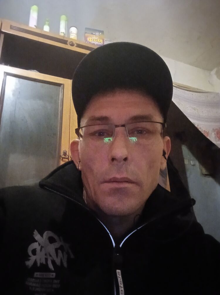  ,   Viktor, 42 ,   c 