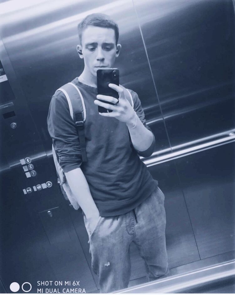  38980779  Viktor, 28 ,    