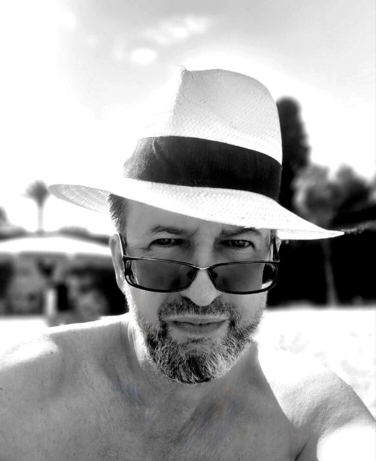  40569759  Archi, 51 ,    