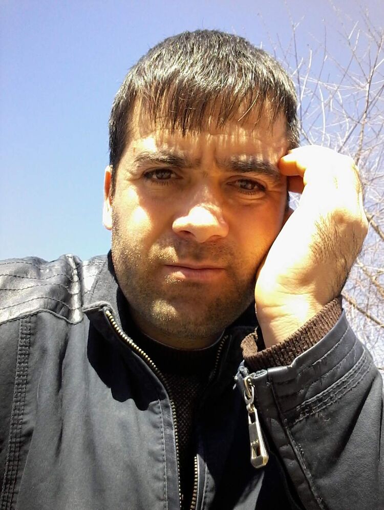  46142769  Akram, 37 ,    