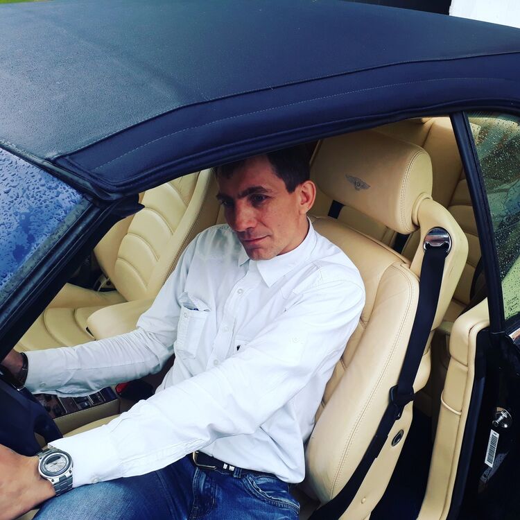  ,   Maikl, 48 ,   