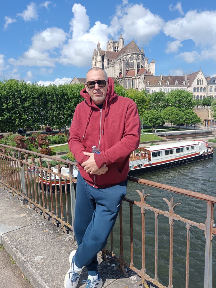  53548169  Igor, 54 ,    