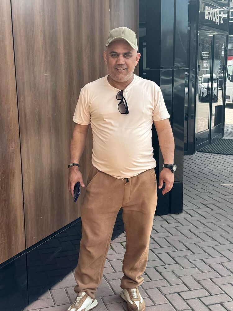  51711919  Vartan, 48 ,    
