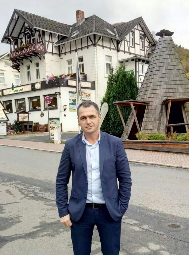  22091789  Evgeny, 55 ,    