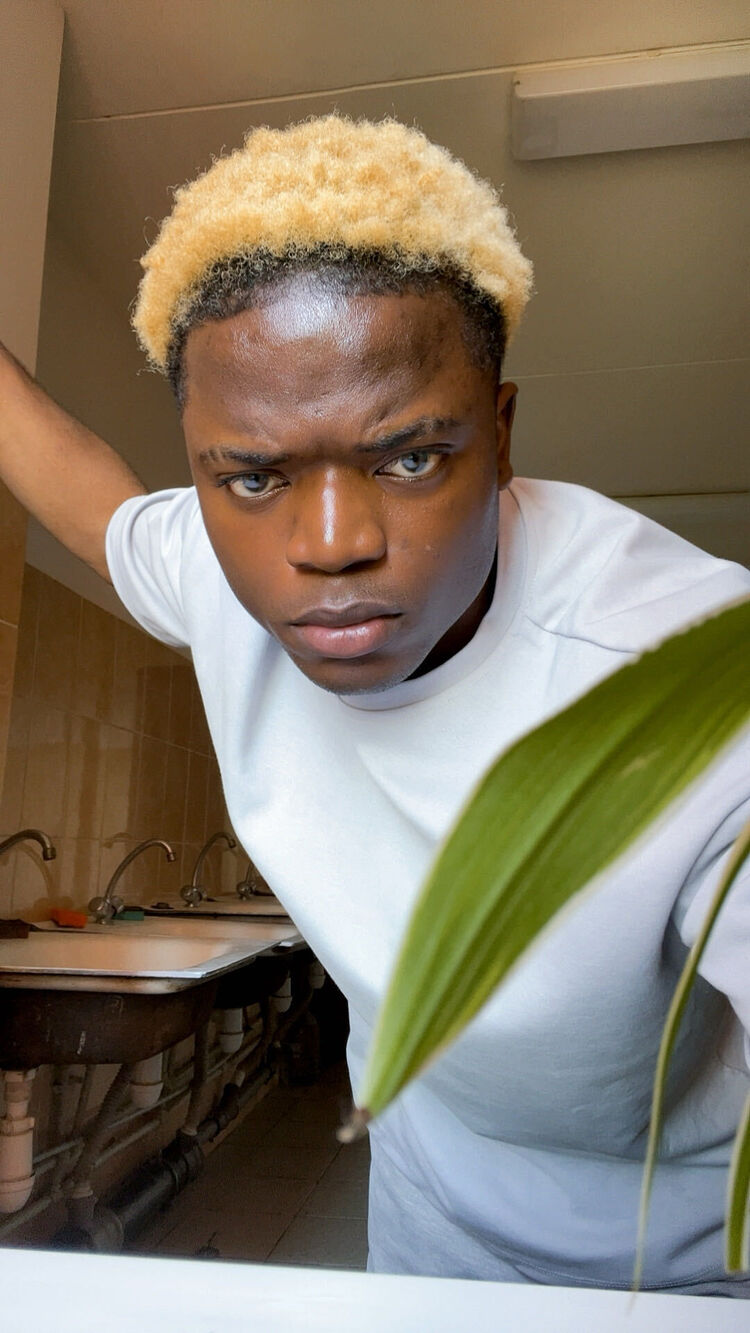 ���� 44071059 ����� Tekoudjou, 23 ����, ���� ���������� � ������