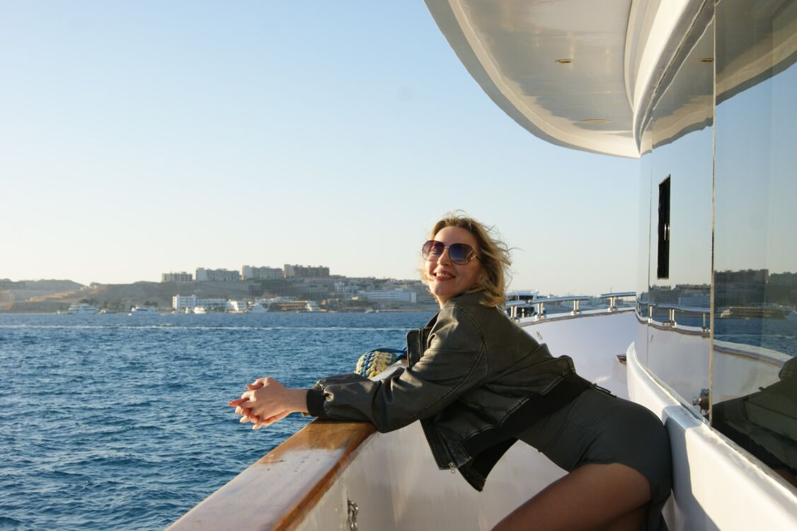  49067509  Elena, 44 ,    