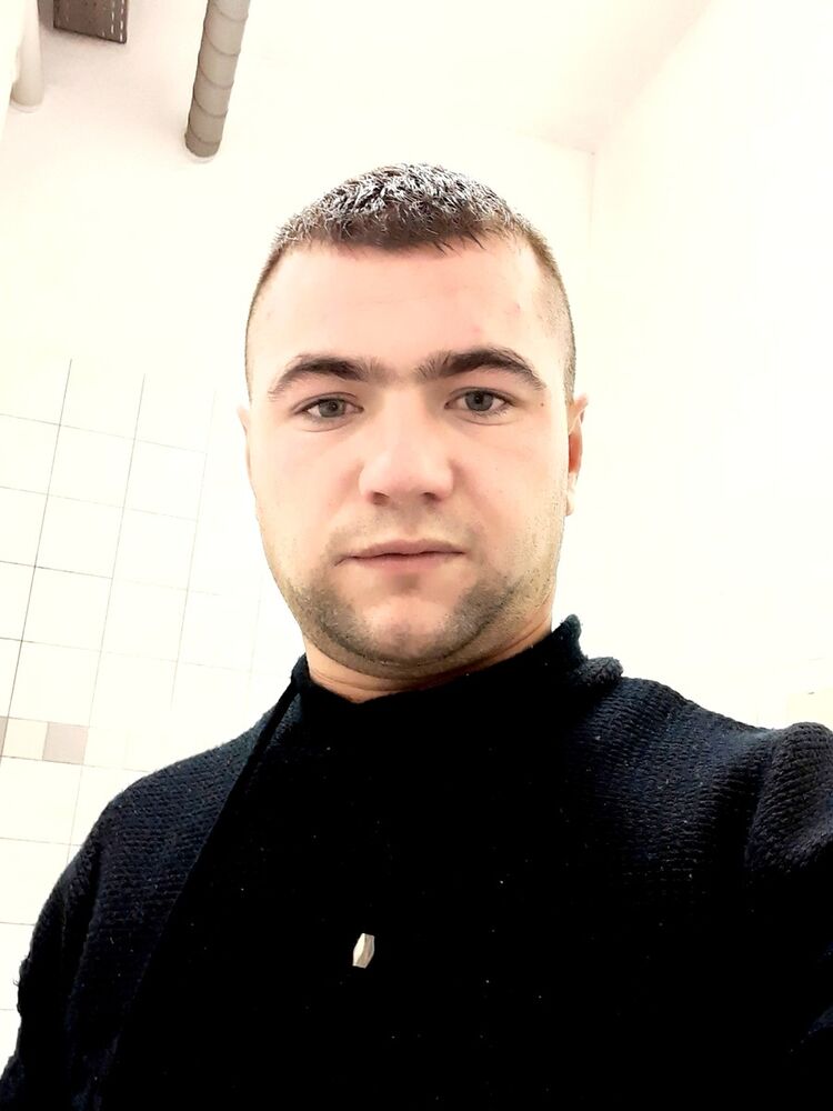  18324869  Andrei, 32 ,    