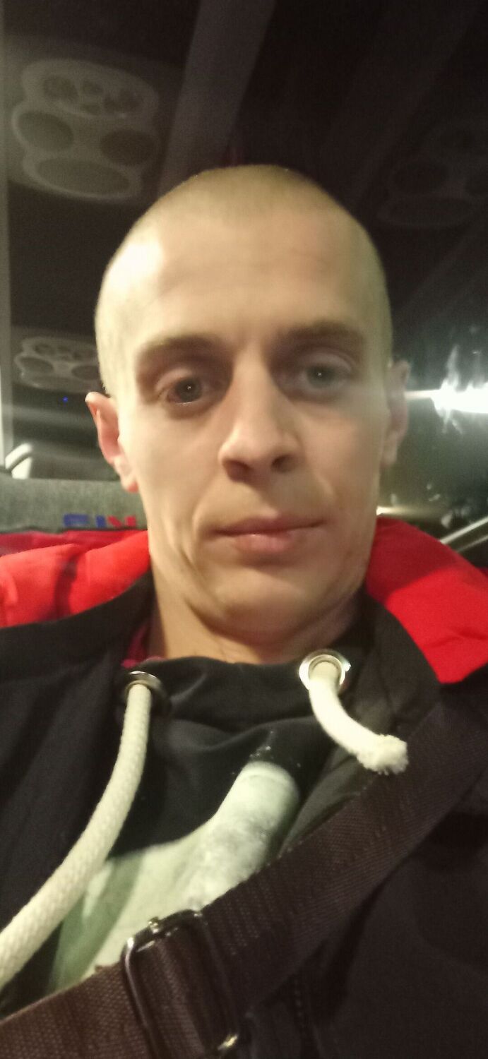  26832779  Viktor, 31 ,    