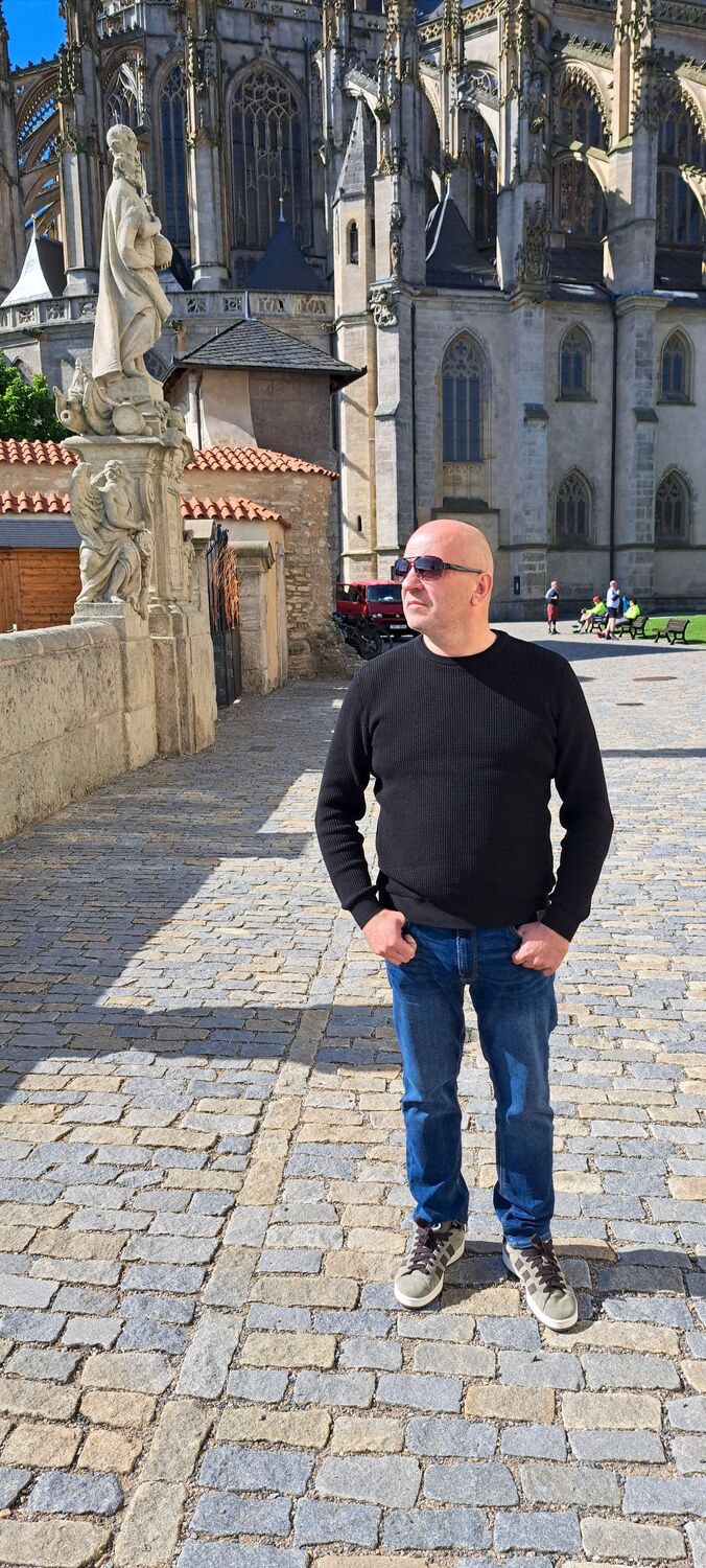  51826499  , 49 ,    Praha