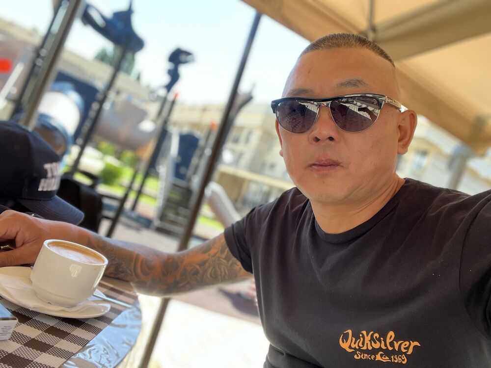  ,   Leon, 46 ,   ,   