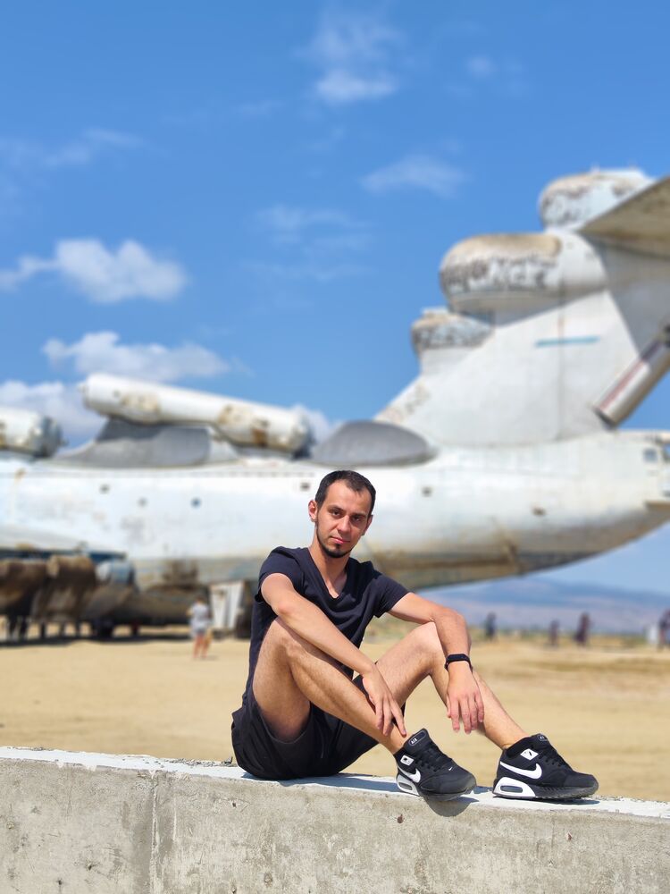  40563219  Alex, 32 ,    