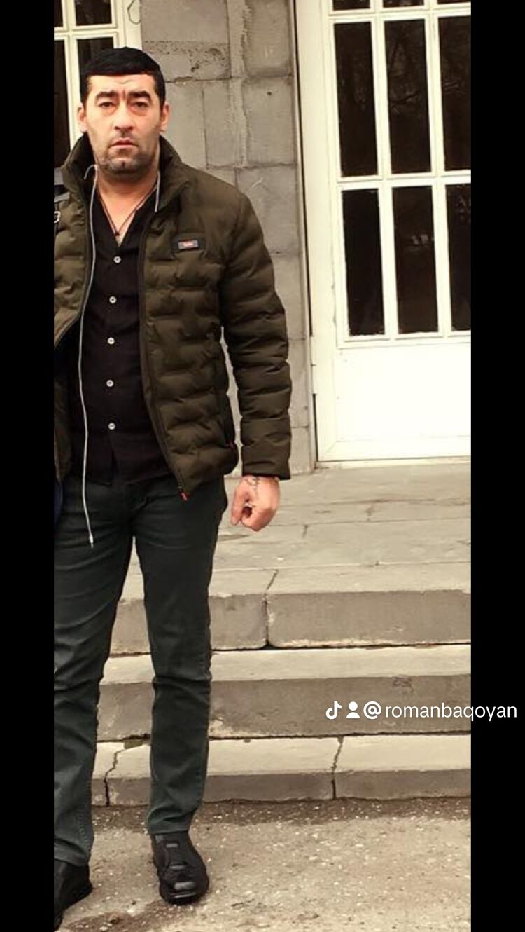  44586759  Roman, 43 ,    
