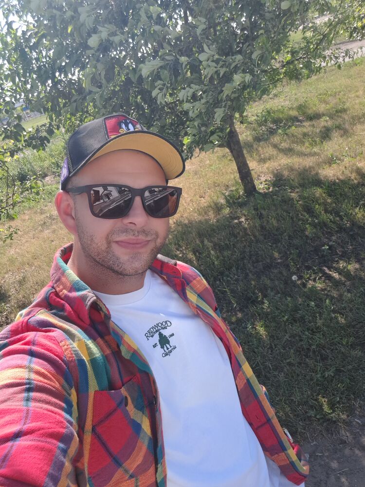  51123199  Artyom, 31 ,    