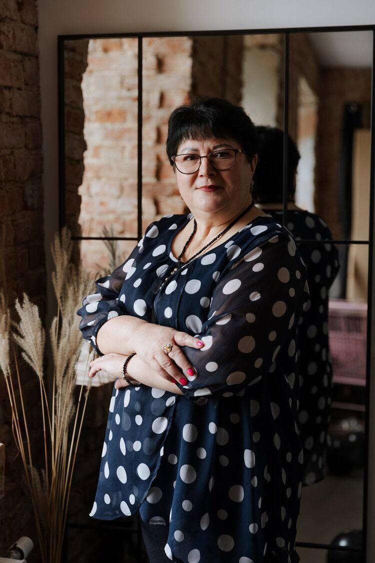  42928069  Elena, 60 ,    
