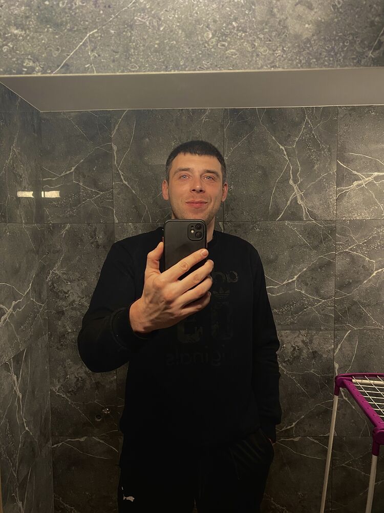 31562409  Roman, 32 ,    