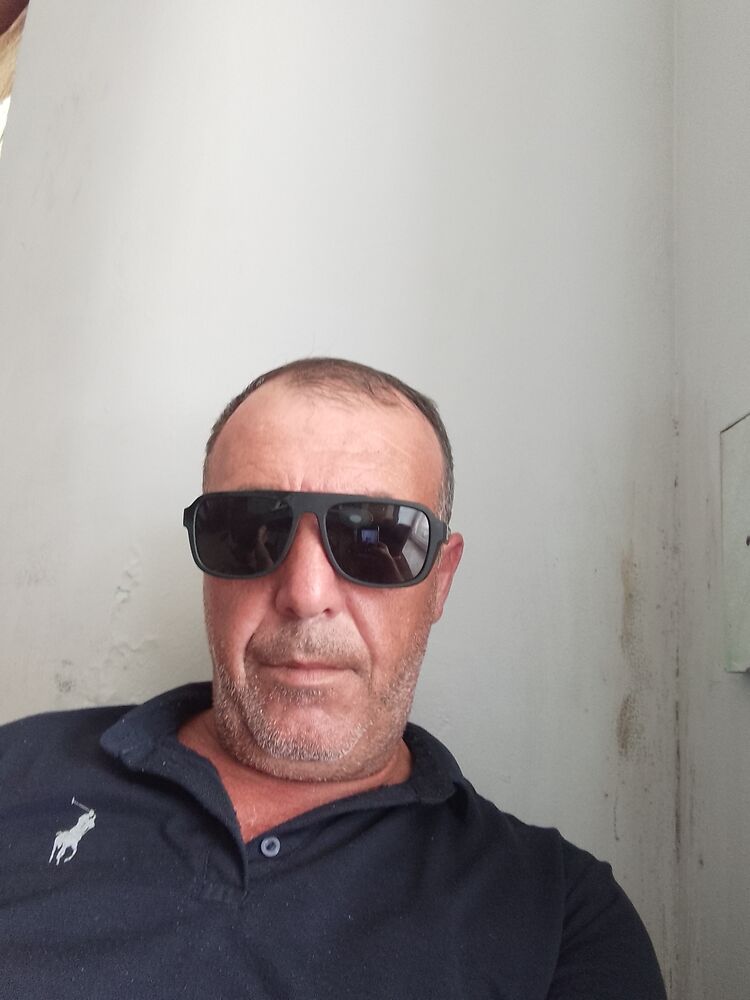  --,   Artur, 52 ,   ,   