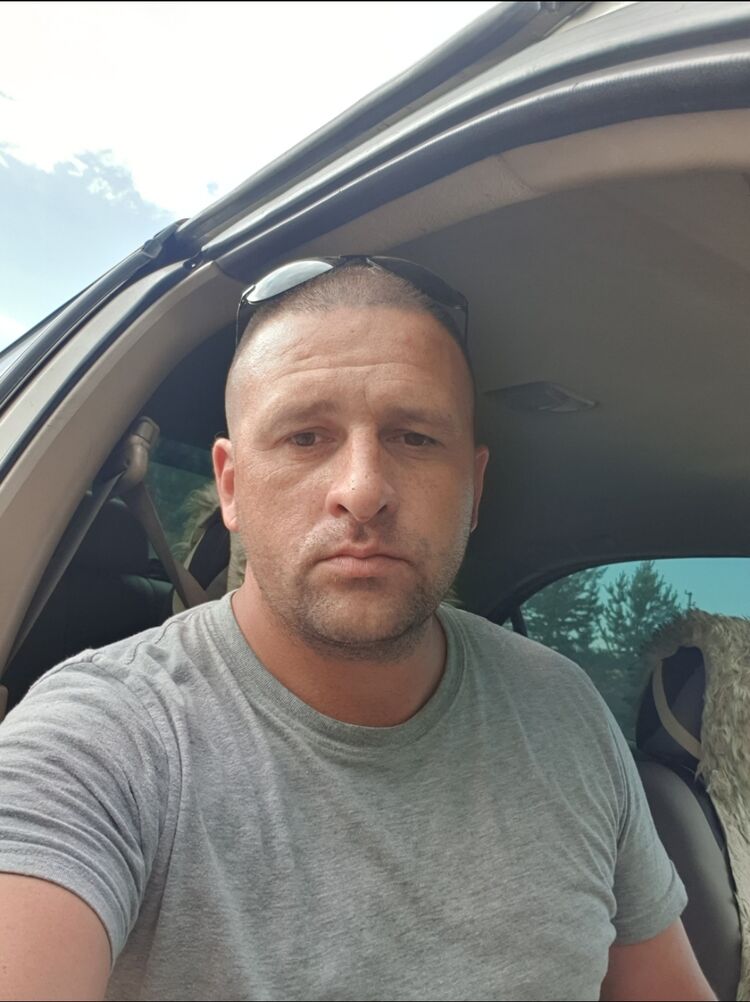  ,   Nik, 40 ,   ,   