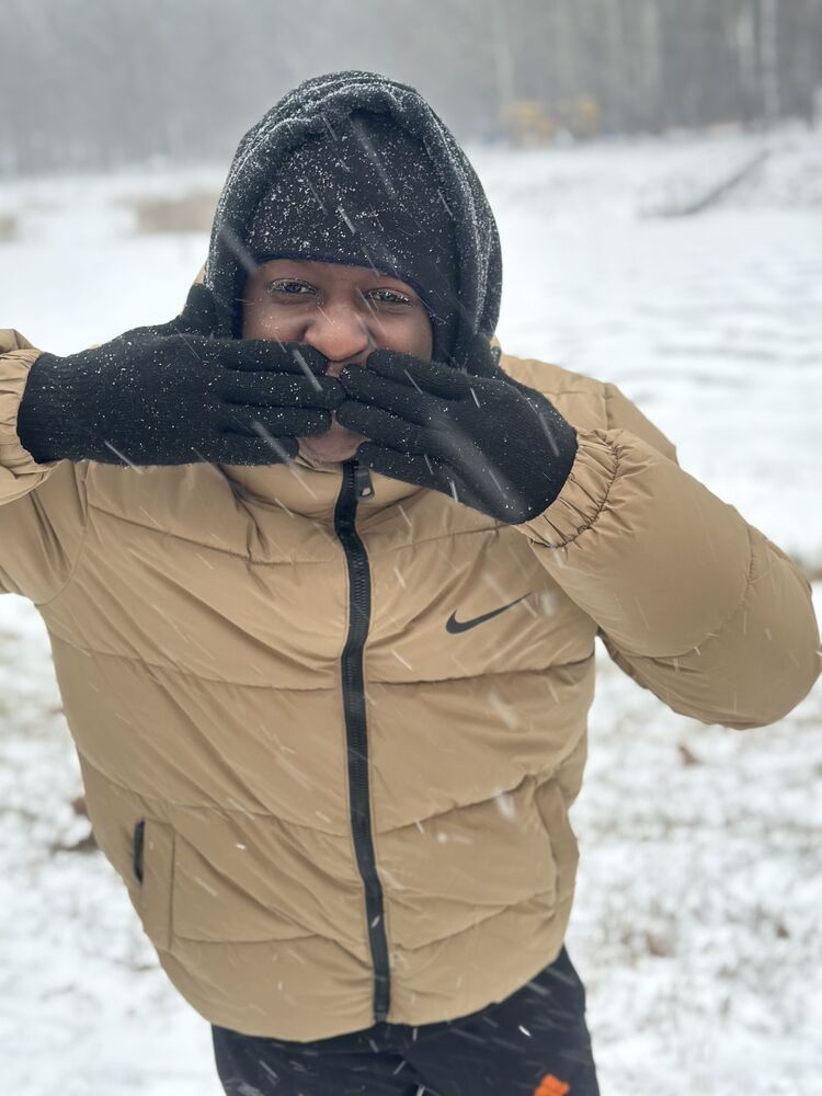  40008489  Denis, 25 ,    