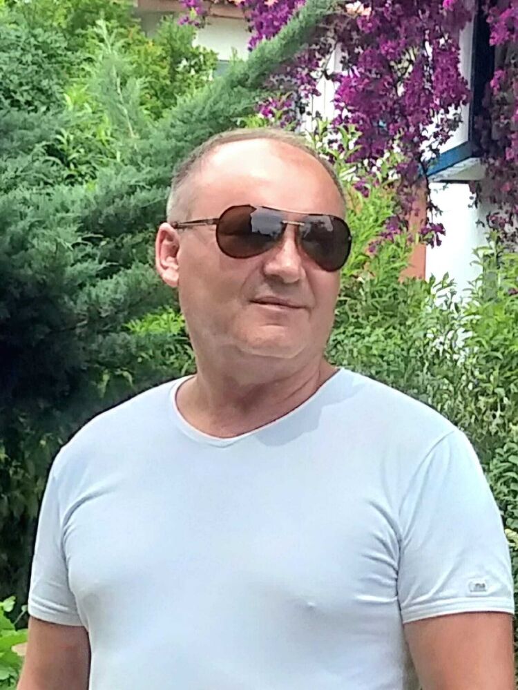  54375199  Petr, 52 ,    