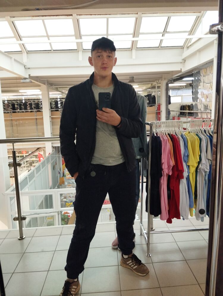  38456759  Denis, 23 ,    