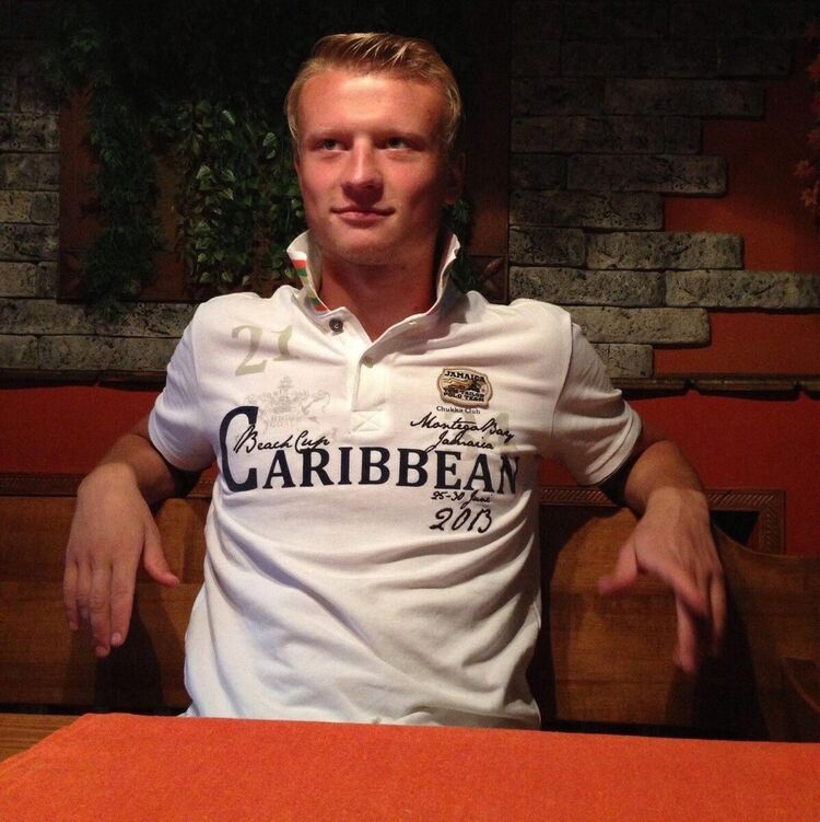  20295389  Viktor, 35 ,    