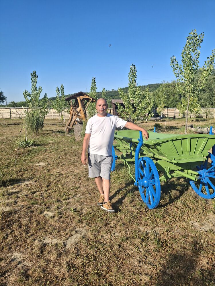  52711569  Veaceaslav, 42 ,    