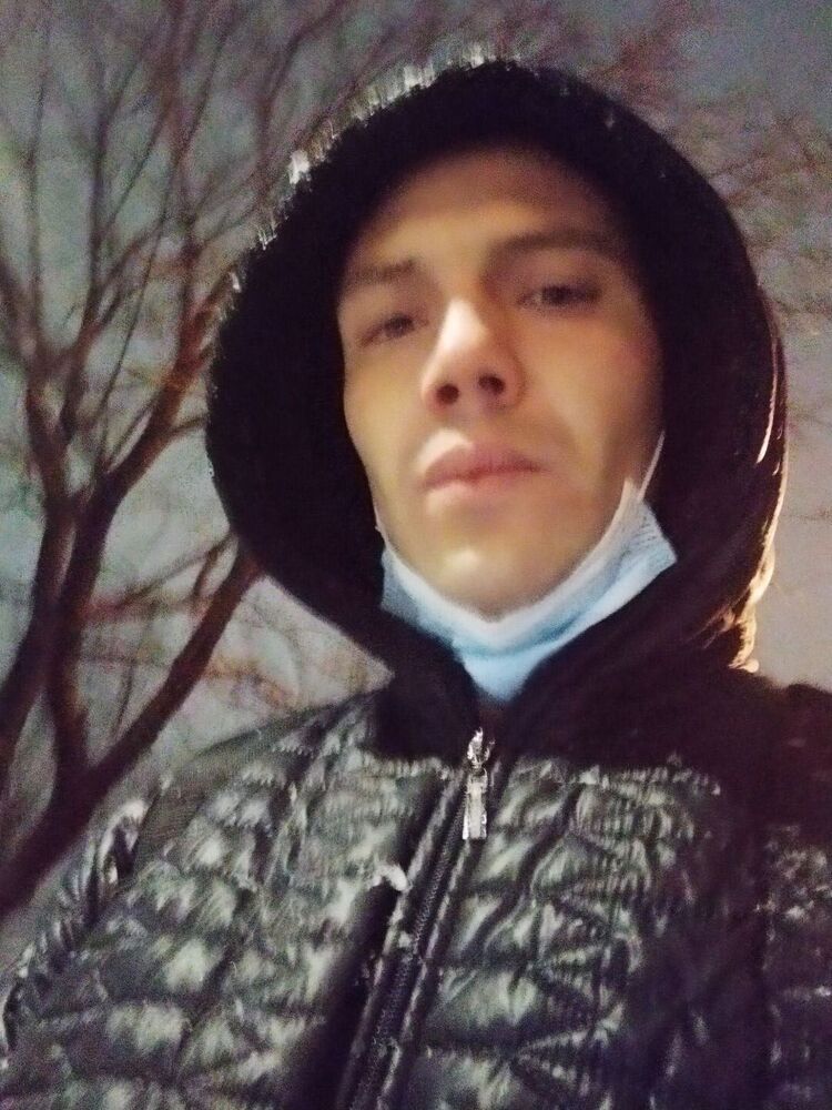  24726999  Konstantin, 36 ,    
