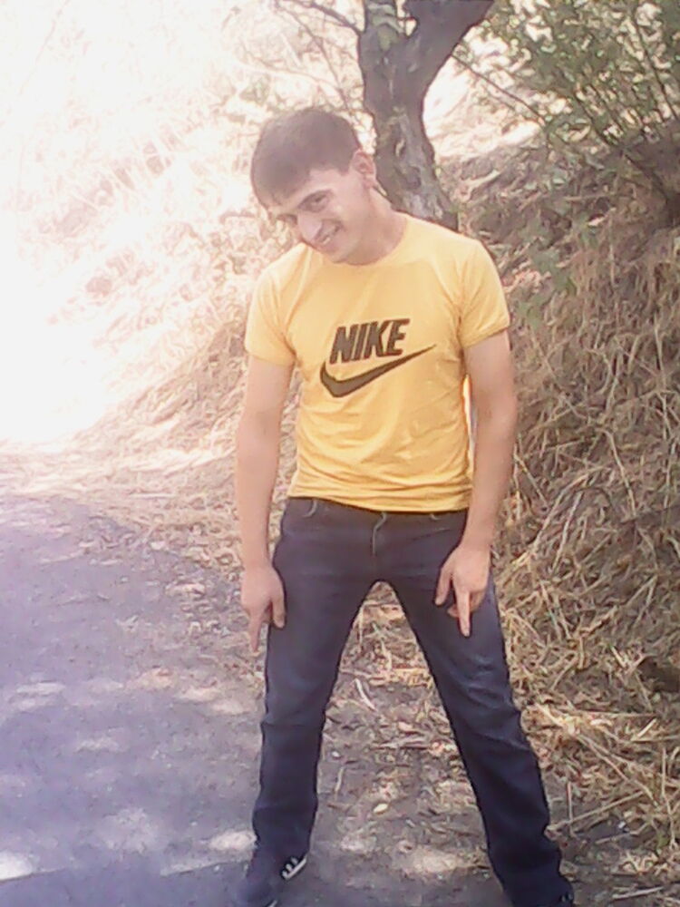  -,   Assli, 33 ,   