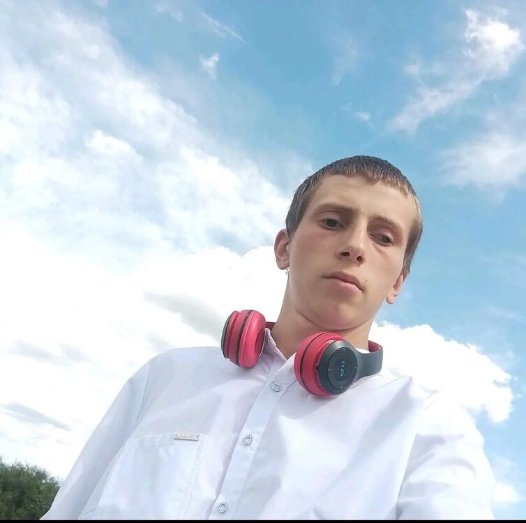  42931379  Mikhail, 20 ,    