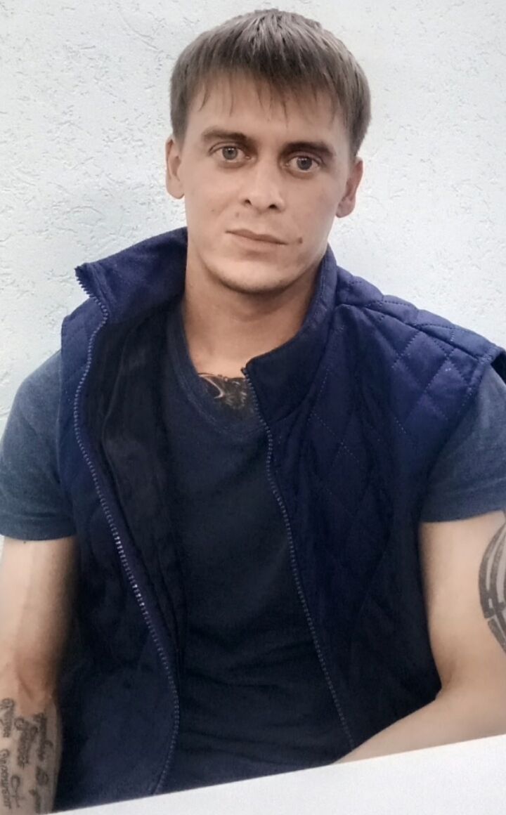  30816169  Viktor, 27 ,    